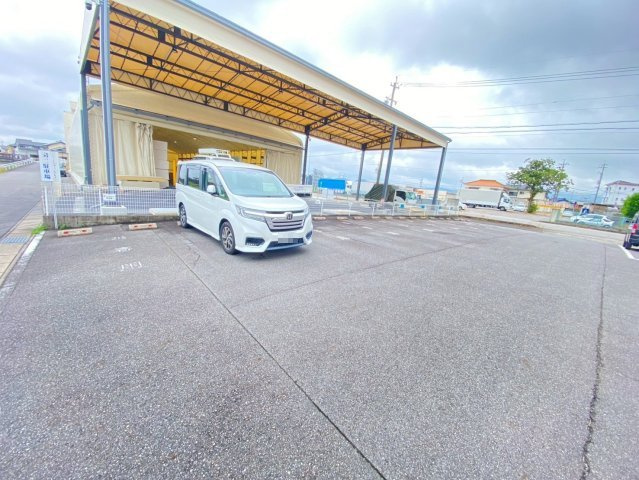 福岡町 佐藤様貸事務所の駐車場