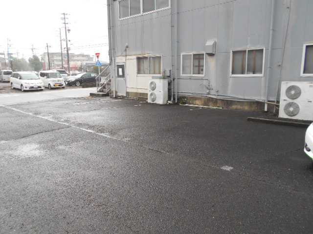 西井ビルの駐車場