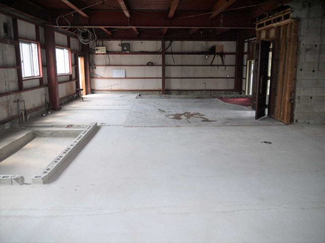 西井ビルの駐車場