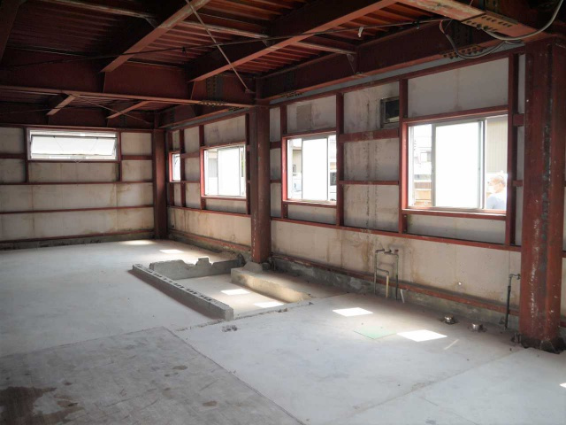 西井ビルの駐車場