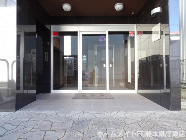 熊本市中央区九品寺６丁目の賃貸マンションのエントランス