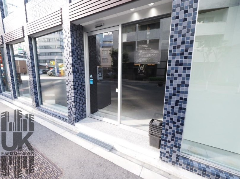 大阪市中央区今橋１丁目の店舗事務所のエントランス