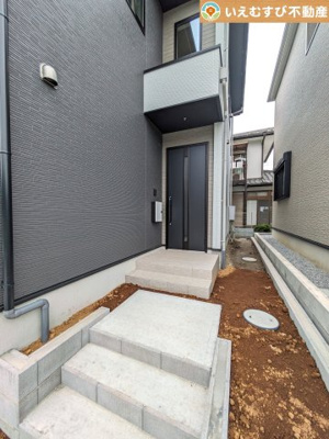 【エントランス】 | Zut PLUS　本庄市本庄8期 | 落ち着いた色づかいのエントランス
駐車場からアクセスの良いエントランス。雨の日や荷物が多くても安心の動線♪