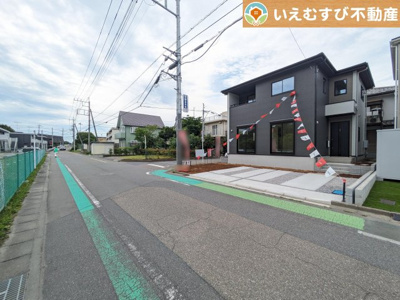 【前面道路含む現地写真】 | Zut PLUS　本庄市本庄8期 | 充分な広さの前面道路
間口が広くお車の出し入れも問題なく行えるスペースが確保されています♪