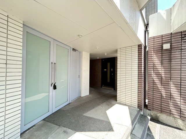 イーストガーデン杉の木館のエントランス