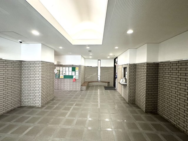 ウエストプラザ花京院のエントランス