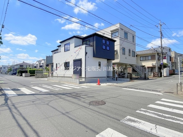 月々８万円台～　新築戸建　川越市稲荷町5期の前面道路含む現地写真|角地◇南東側 10.0ｍ公道/北東側 6.0ｍ公道