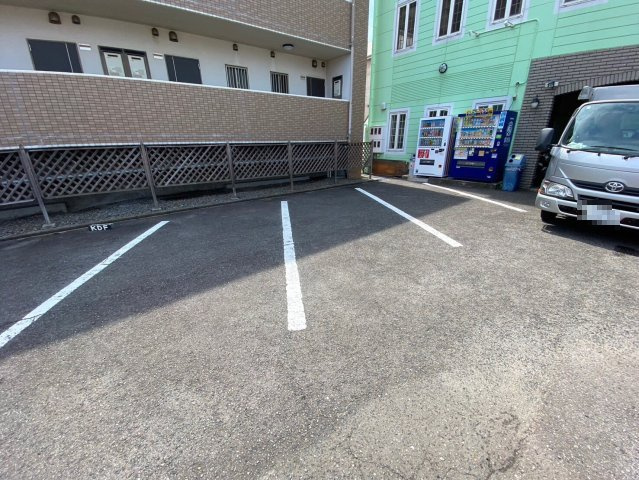 シャインeikiの駐車場