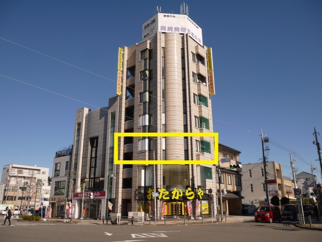 スカイライトビルの外観