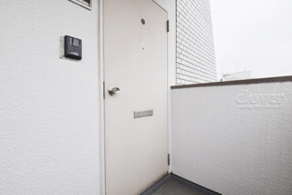 【その他共用部分】 | 皆様をお迎えする、お部屋の玄関ドア。開けやすさや開放角度、ドアノブの操作しやすさや鍵の形状などを、現地で一度ご確認ください。～即日のご見学可能～　お問合せはお気軽にどうぞ。