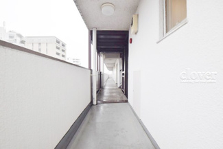 【その他共用部分】 | 共用廊下です。ここもきれいに清掃されています。周囲のお部屋の様子も、ぜひ伺ってみてください。～即日のご見学可能～　お問合せはお気軽にどうぞ。