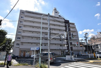 【外観】 | 手入れの行き届いた外壁やエントランスなど、「見ればわかる」レベルで清潔感を保ったマンションです。築年数を感じさせない姿で皆様をお出迎えします。～即日のご見学可能～　お問合せはお気軽にどうぞ。