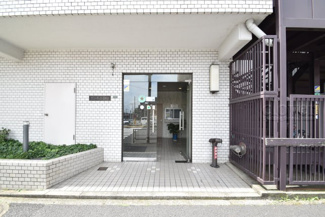 【エントランス】 | お客様を、そして住人を出迎えてくれるマンションのエントランス。ゴミが落ちていないことからも、管理状態の良さや住民の節度の高さが見て取れます。～即日のご見学可能～　お問合せはお気軽にどうぞ。