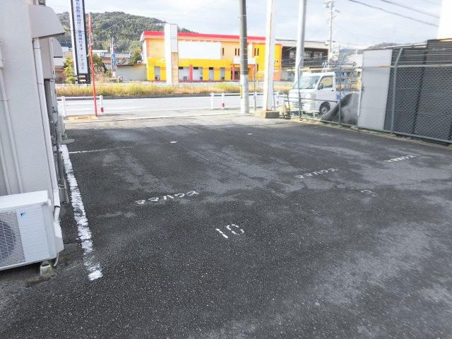 幸田町 ジュネス三ヶ根 1階貸事務所の駐車場