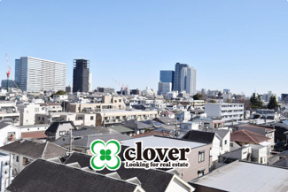 【展望】 | 眼前に広がる空の雄大さと、このお部屋の自慢の一つである「眺望」をご覧ください。毎日、この景色を独り占めできる新生活に夢が広がります。～即日のご見学可能～　お問合せはお気軽にどうぞ。