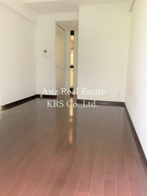 【居間・リビング】 | エスライズ四ツ橋 | 落ち着いた色合いの8.5帖あるお部屋です♪