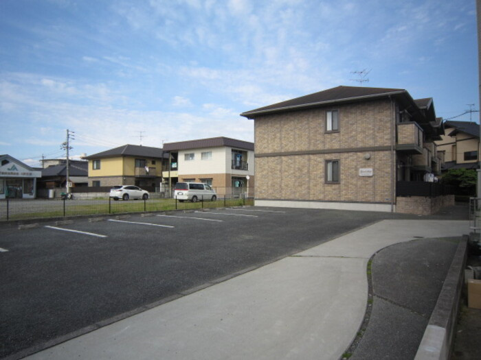 熊本市南区八幡９丁目のアパートの駐車場
