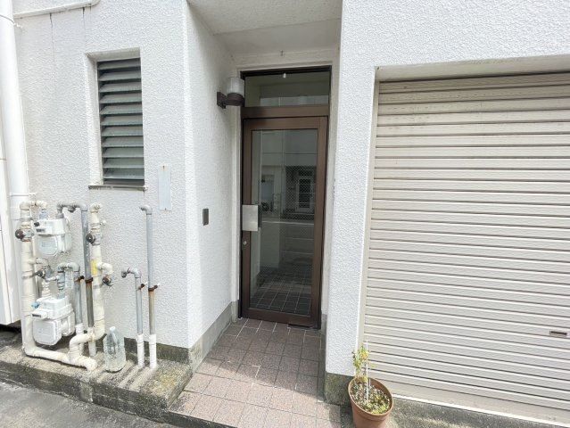 中野ビルのエントランス