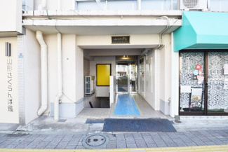 【エントランス】 | お客様を、そして住人を出迎えてくれるマンションのエントランス。ゴミが落ちていないことからも、管理状態の良さや住民の節度の高さが見て取れます。～即日のご見学可能～　お問合せはお気軽にどうぞ。