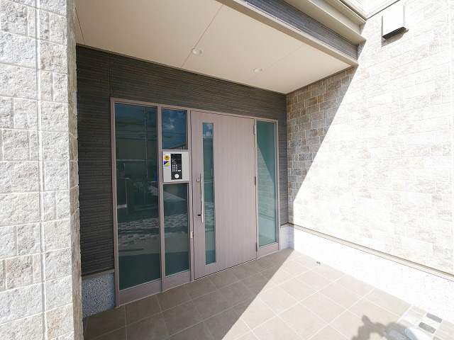 アプリコットⅢのエントランス|ゆとりのあるエントランスです