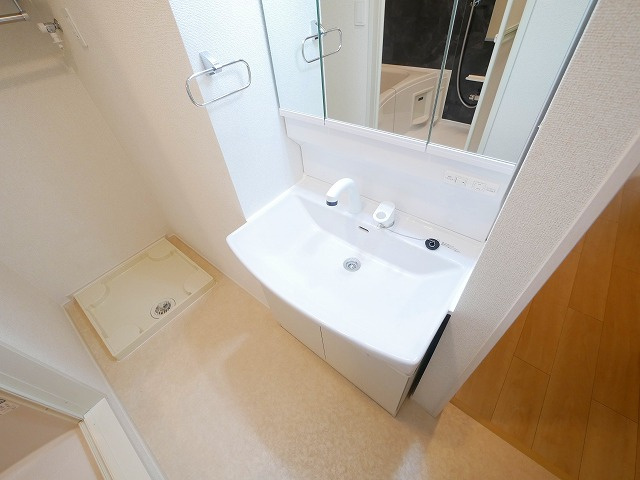 アプリコットⅢの洗面所|ゆったりとスペースのある洗面所