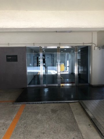 元赤坂マンションの玄関