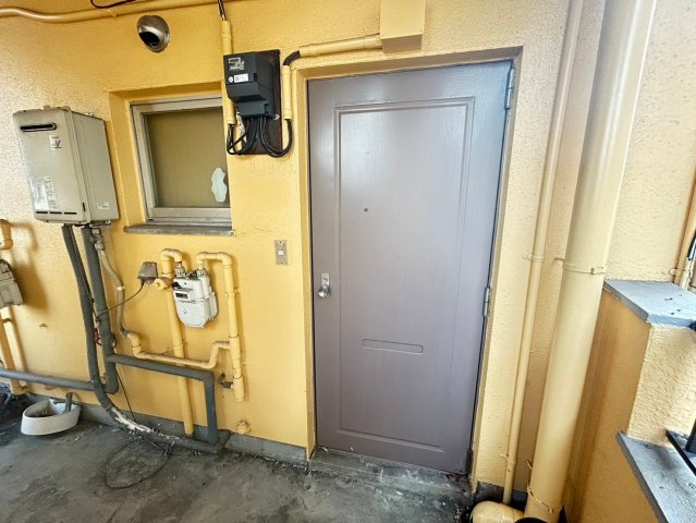 日の出町 ひふみビルの玄関