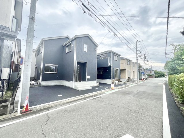 相模原市緑区上九沢　最終2棟！の前面道路含む現地写真|前面道路は閑静な住宅地をはしる車通りの少ない道路。お車の出し入れが苦手なママや小さなお子様にも安心ですね。しっかり舗装もされているので、ベビーカーや自転車で通っても快適に通行できます。
