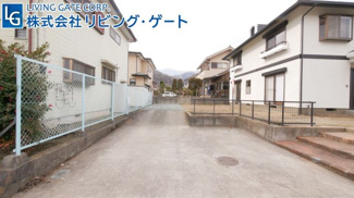 【駐車場】 | お庭が広く、車庫入れも可能です。がお来客時はお庭も含め5台程駐車可能になります。