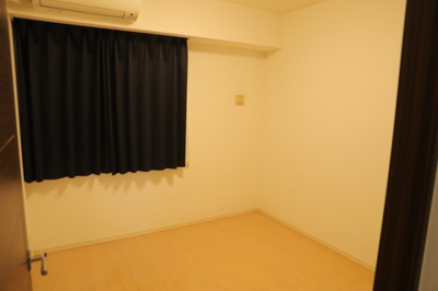 【洋室】 | ダイアパレス八王子大和田 | 洋室のメリットは重い家具が置きやすく、身の回りが整理しやすいことです。 床がフローリングのため畳とは異なり凹みにくいです。 クローゼットなど収納が豊富で、普段使わない旅行カバンや服の整頓も簡単にです。