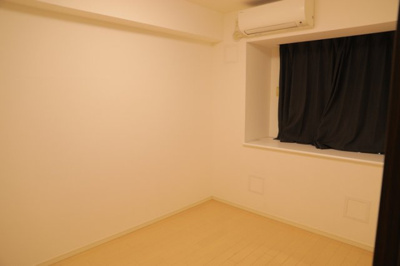 【寝室】 | ダイアパレス八王子大和田 | 寝室でゆっくりと過ごすためにはベッド周りの適度な空間を担保することや窓の位置、照明の明るさ、寝室の広さなどを考える必要があります。自身や家族の構成とライフスタイルに併せて寝室にする部屋を選びましょう！