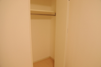 【収納】 | ダイアパレス八王子大和田 | デザイン性を重視しすぎて収納が少なかった！なんてことにならないため、事前に現地で収納の数を確認しておくことをお勧めします。クローゼット以外にも床下収納や屋根裏収納、パントリーなどもチェックしましょう。