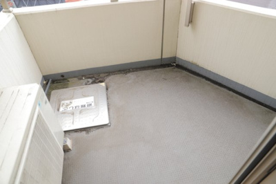 【バルコニー】 | ダイアパレス八王子大和田 | バルコニーは、室外の専用スペースのうち、「屋根がなく開放された空間」であるものを指します。ベランダより広いタイプのものが多く、日当たりもよいため家庭菜園などを楽しみたい人にとって適した環境となります。