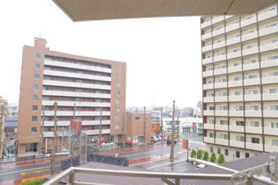 【展望】 | ダイアパレス八王子大和田 | 眺望の良さを楽しめるダイニングキッチンで家族団らんの時間を過ごしてはいかがでしょうか。バルコニーから見える景色を家族で眺める時間は、時間が経つのを忘れてしまいそうですね。是非、現地を見に行きましょう！