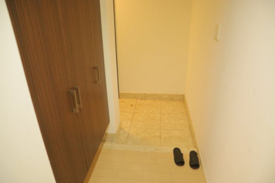 【玄関】 | ダイアパレス八王子大和田 | 玄関は家の顔でもあり、家族以外の目にも止まる場所です。玄関は外との間を仕切る扉、靴などをしまっておく収納スペース、靴脱ぎのたたきスペース、来客とのやり取りをするドアホンなど複数のアイテムからなります。