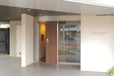 【エントランス】 | ダイアパレス八王子大和田 | マンションのエントランスには、もともと風よけや防犯の役割がありますが、マンションによって宅配ボックスなどの設備が備わっている所もあります。日々の生活をイメージしながら生活しやすさをチェックしましょう。