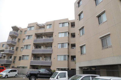 【現況写真】 | ダイアパレス八王子大和田 | 外観はマンション管理がされているかの目安になります。築年数が古いと、壁面は劣化してひび割れが生じることも！建物が古びていても細かいところが修繕されていると、きちんと管理されているなぁと感じるでしょう。