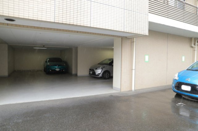 【駐車場】 | ダイアパレス八王子大和田 | 車一台あたりに必要なスペースは、標準サイズの普通自動車で横幅2m50cm、長さ5mは必要になります。ただし、乗降のことも考慮して横幅3m30cm、長さ5m50cmほどは確保できるところを選びましょう。