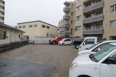 【駐車場】 | ダイアパレス八王子大和田 | 駐車場と明記されていても、最小スペースでつくられた駐車場だと大型車は駐車できなかったり、出入りしにくくなったりする可能性があります。お車のサイズと購入したい物件の駐車場のサイズを現地で確認しましょう。