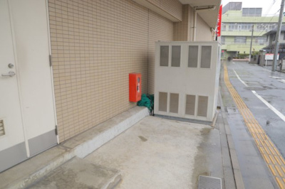 【設備】 | ダイアパレス八王子大和田 | 共有部分は、住民なら誰もが使える設備のこと。例えば駐車場やエレベーター、インターネット設備、セキュリティ設備などがあります。他にも、マンションの廊下・外部階段やエントランス・ゴミ置き場などがあります。