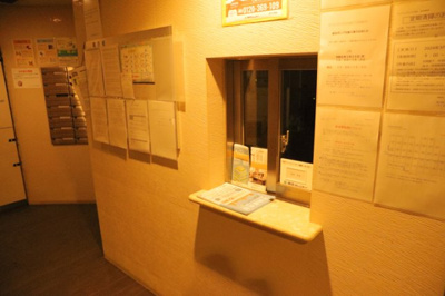 【受付】 | ダイアパレス八王子大和田 | 受付はマンションコンシェルジュがいる場合もあれば、管理人が滞在する小部屋を総称して呼ぶことがあります。主にエントランスに設置されていることから、防犯面でも期待ができます。防犯設備がない場合はより安心！