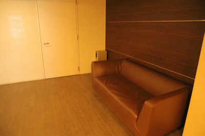 【ロビー】 | ダイアパレス八王子大和田 | ラウンジは、マンションの共用スペースに椅子やテーブルなどを配置した利用者が寛げる空間です。屋内型ラウンジと屋外型ラウンジがあります。共用部分の管理状況と合わせて、詳細については現地でご確認ください。
