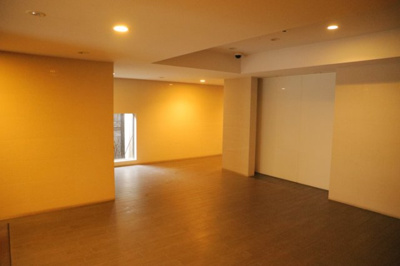 【ロビー】 | ダイアパレス八王子大和田 | ロビーというと、エントランスと何がちがうの？と思いますよね。実はロビーとエントランスには明確な決まりはありません。物件によっては、エントランスを入って広がるある程度の広さのある空間がロビーとなります。