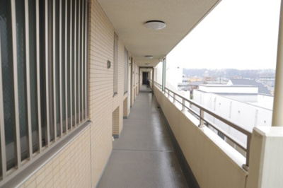 【その他共用部分】 | ダイアパレス八王子大和田 | 共有部分は、住民なら誰もが使える設備のこと。例えば駐車場やエレベーター、インターネット設備、セキュリティ設備などがあります。他にも、マンションの廊下・外部階段やエントランス・ゴミ置き場などがあります。