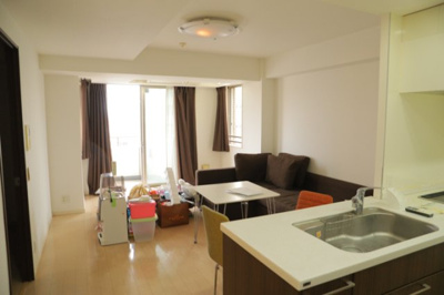 【ダイニング】 | ダイアパレス八王子大和田 | ダイニングは、食事や家族の団らんスペースとしてだけではなく、ほかの用途としても使用することができます。ダイニングテーブルを置き、食事のためのスペースを作ることでリビングとの差別化を図ることができます。