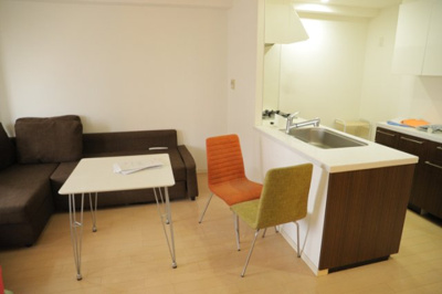 【キッチン】 | ダイアパレス八王子大和田 | L型アイランドタイプは、キッチンからダイニングにもリビングにも目が行き届くので、とても使いやすい配置です。L字型独立タイプは、キッチンを独立させてるためLDKというよりもLDといった様なイメージです。