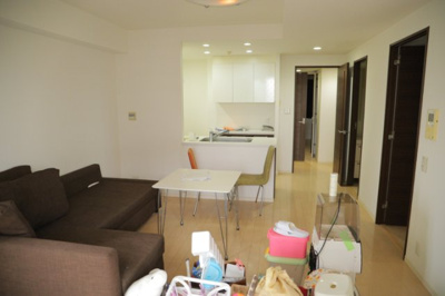 【居間・リビング】 | ダイアパレス八王子大和田 | 直線タイプはLとDKを一直線に並べた形で対面キッチンのタイプです。一般的なのでよく見かけるかもしれません。直線タイプに似た直接アイランドタイプは、キッチンとダイニングの間に壁がない分広く感じられます。