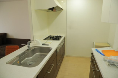 【キッチン】 | ダイアパレス八王子大和田 | 標準的なシステムキッチンの横幅は、165cm～300cm程度です。2100・2400・2550・2700などミリ単位で表記されます。普段どのように料理をするのかを想定しながら合ったサイズを選びましょう