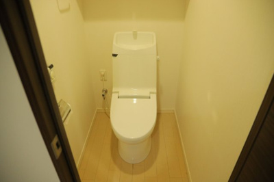 【トイレ】 | ダイアパレス八王子大和田 | トイレは大きさや形、機能、抗菌性などが異なる多種多彩なタイプが各メーカーから出ています。それぞれに良さがあるため、事前にどういったタイプのトイレがいいのかをご家庭内で決めて、内見に行くといいでしょう。