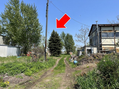 【前面道路含む現地写真】 | 北区新琴似町 | 私道部分（矢印箇所が本物件）